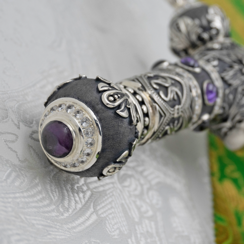 2.7.2722лр Жезл латунный с фиолетовыми камнями и патинированием в серебрении фото 6