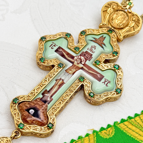 2.10.0420лп-2/1лп Крест наперсный латунный с зеленными камнями в позолоте фото 6