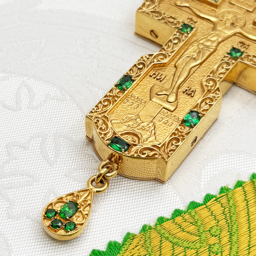 2.10.0186лп/1лп Крест латунный с зеленными камнями в позолоте фото 4 2.10.0186лп/1лп Крест латунный с зеленными камнями в позолоте фото 4