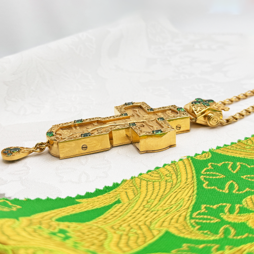 2.10.0186лп/1лп Крест латунный с зеленными камнями в позолоте фото 6 2.10.0186лп/1лп Крест латунный с зеленными камнями в позолоте фото 6