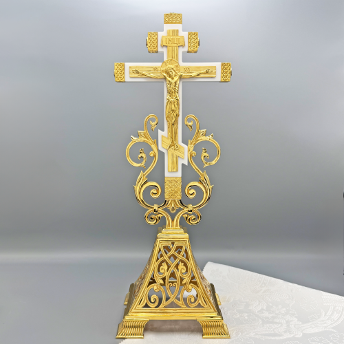2.7.2508лпч Крест напрестольный латунный с красными камнями в позолоте 2.7.2508лпч Крест напрестольный латунный с красными камнями в позолоте