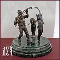 2.13.0095л Статуэтка латунная Рыбак (сом) с подставкой под ручку