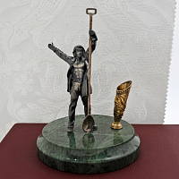 2.13.0135л Скульптура «Сталевар» с подставкой под ручку латунная на основании из акрила