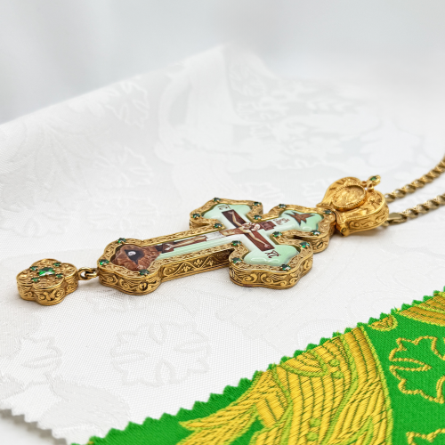 2.10.0420лп-2/1лп Крест наперсный латунный с зеленными камнями в позолоте фото 2