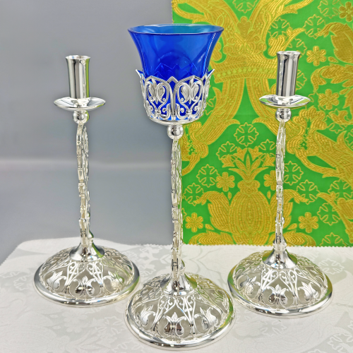 2.7.2645л-К Набор напрестольный - лампада и подсвечники в серебрении фото 2 2.7.2645л-К Набор напрестольный - лампада и подсвечники в серебрении фото 2