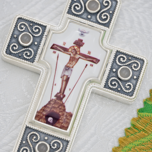 2.10.0643лр-2/1лр Крест наперсный латунный с белыми камнями в серебрении фото 3