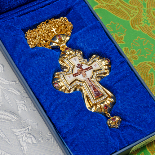 2.10.0565лп-2/1лп Крест наперсный латунный с красными камнями в позолоте фото 2
