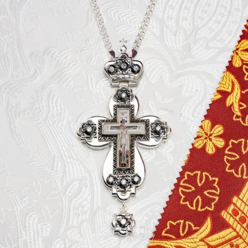 2.10.0461лр-2/1л Наперсный латунный крест с белыми камнями и патинированием в серебрении фото 4