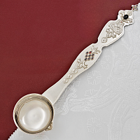 2.7.0111л-5 Корец разливной латунный с красными камнями в серебре