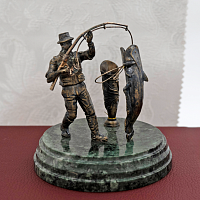 2.13.0095л Статуэтка латунная Рыбак (сом) с подставкой под ручку