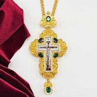 2.10.0697лп-2/1лп Крест латунный с зелеными камнями в позолоте