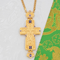 2.10.0545лп/1лп Наперсный латунный крест с фиолетовыми камнями в позолоте