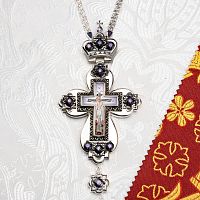 2.10.0461лр-2/1л Наперсный латунный крест с фиолетовыми камнями и патинированием в серебрении