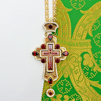 2.10.0532лп-2/41лп Крест латунный с красными камнями в позолоте