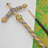 2.7.2722лпр Жезл латунный с зелеными камнями и патинированием в позолоте
