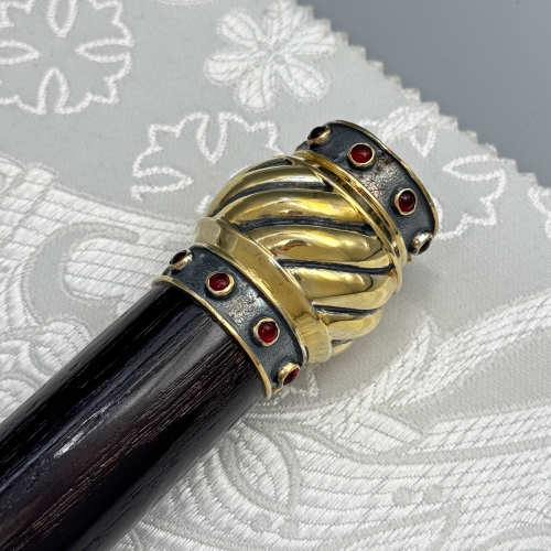 2.7.1699лпр Жезл латунный с красными камнями в позолоте фото 5