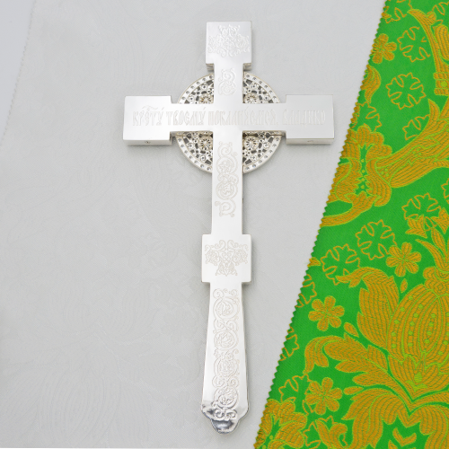 2.7.1108лр Крест напрестольный латунный с белыми камнями в серебрении фото 9