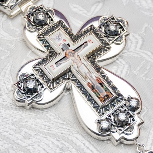 2.10.0461лр-2/1л Наперсный латунный крест с белыми камнями и патинированием в серебрении фото 3