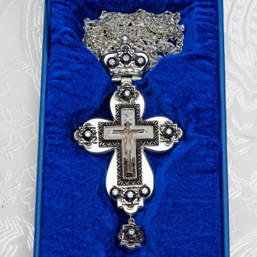 2.10.0461лр-2/1л Наперсный латунный крест с белыми камнями и патинированием в серебрении фото 8