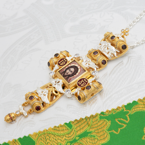 2.10.0550лфэ-2/1л Крест наперсный латунный с красными камнями и эмалью в позолоте фото 2