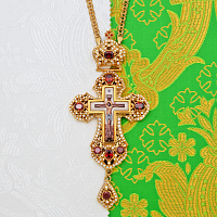 2.10.0180лп-2/1лп Наперсный латунный крест с красными камнями в позолоте