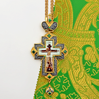 2.10.0342лпр-2/1лп Наперсный крест латунный с зелеными камнями в позолоте