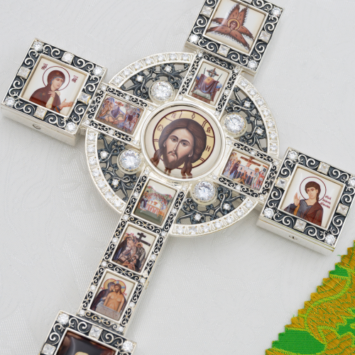 2.7.1108лр Крест напрестольный латунный с белыми камнями в серебрении фото 3