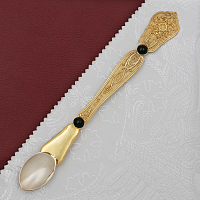 2.7.0176клп Лжица латунная комбинированная с зелеными камнями в позолоте