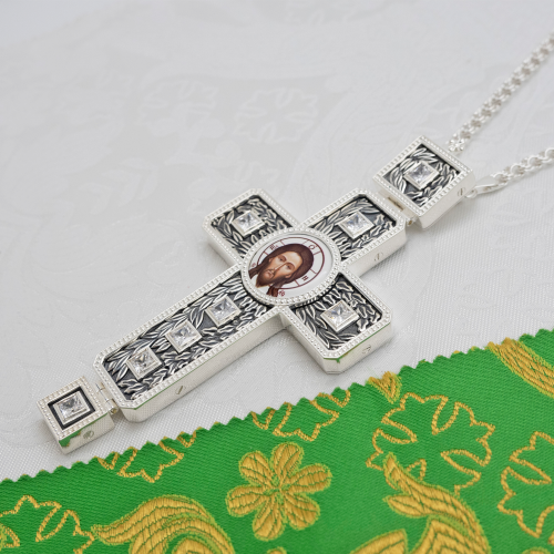 2.10.0596лр-2/1л Крест наперсный латунный с белыми камнями в серебрении фото 2