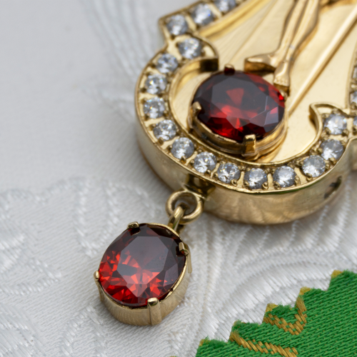 2.10.0583лп/63лп Крест наперсный латунный с красными камнями в позолоте фото 4