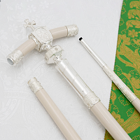 2.7.1682л Жезл латунный с белыми камнями в серебрении