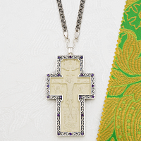 2.10.0711лр-11/1лр Крест наперсный с фиолетовыми камнями и патинированием в серебрении