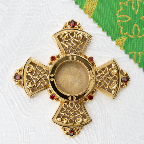 2.7.2923лп Мощевик латунный с красными камнями в позолоте 2.7.2923лп Мощевик латунный с красными камнями в позолоте