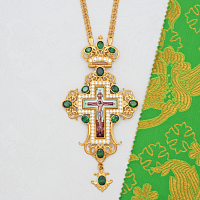 2.10.0681лп-2/1лп Наперсный латунный крест с зелеными камнями в позолоте