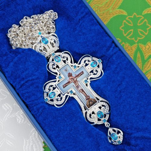 2.10.0410л-2/1л Крест наперсный латунный с голубыми камнями в серебрении фото 3