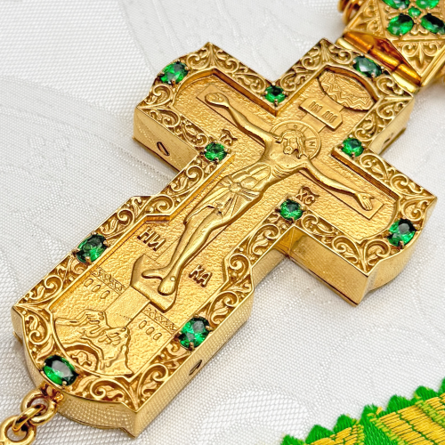 2.10.0186лп/1лп Крест латунный с зеленными камнями в позолоте фото 7 2.10.0186лп/1лп Крест латунный с зеленными камнями в позолоте фото 7