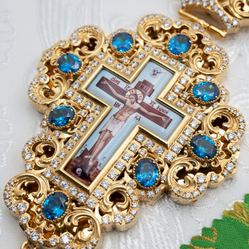 2.10.0508лп-2/1лп Наперсный крест латунный с голубыми камнями в позолоте фото 6