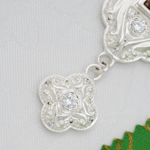 2.10.0225л-2/1л Крест наперсный латунный с белыми камнями в серебрении фото 4 2.10.0225л-2/1л Крест наперсный латунный с белыми камнями в серебрении фото 4