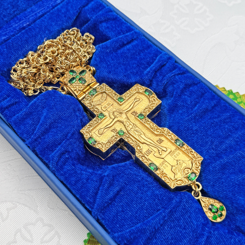 2.10.0186лп/1лп Крест латунный с зеленными камнями в позолоте фото 2 2.10.0186лп/1лп Крест латунный с зеленными камнями в позолоте фото 2