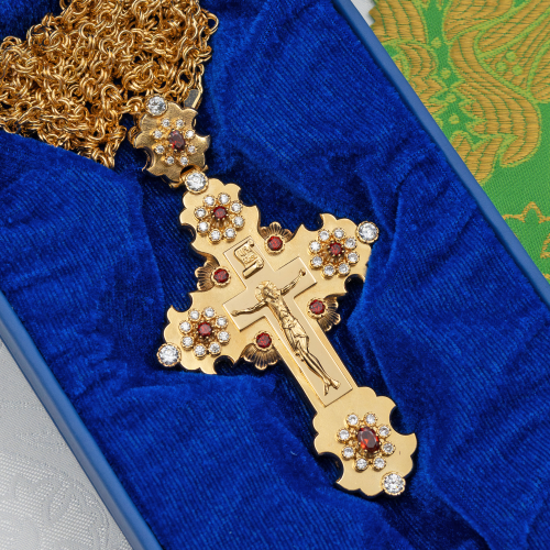 2.10.0584лп/1лп Крест наперсный латунный с красными камнями в позолоте фото 2