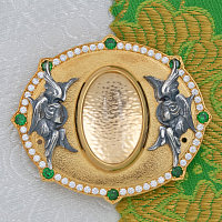 2.7.2899лпр-32 Мощевик латунный с зелеными камнями в позолоте