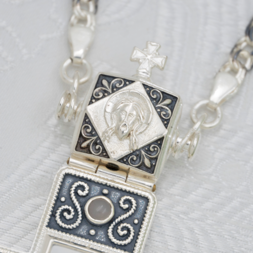 2.10.0643лр-2/1лр Крест наперсный латунный с белыми камнями в серебрении фото 4