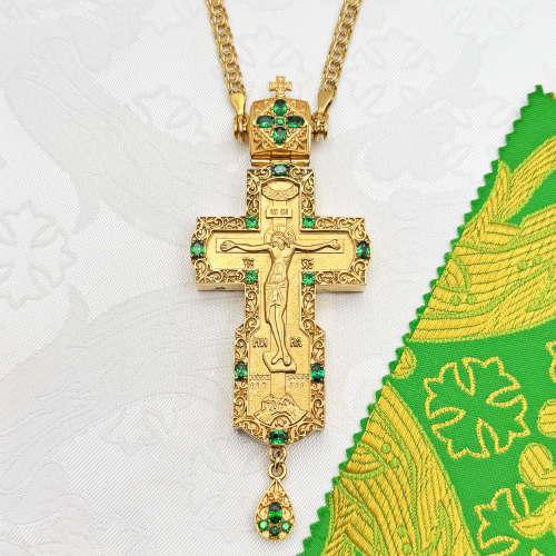 2.10.0186лп/1лп Крест латунный с зеленными камнями в позолоте 2.10.0186лп/1лп Крест латунный с зеленными камнями в позолоте