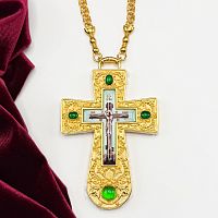2.10.0689лп-2/158лп Крест латунный с зелеными камнями в позолоте