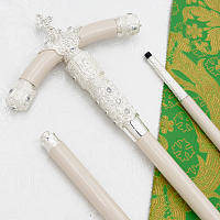 2.7.0612л Жезл латунный с белыми камнями в серебрении