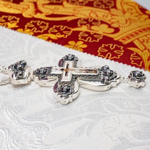 2.10.0461лр-2/1л Наперсный латунный крест с белыми камнями и патинированием в серебрении фото 2