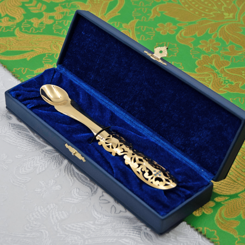 2.7.1516лп Лжица латунная с голубыми камнями в позолоте фото 3