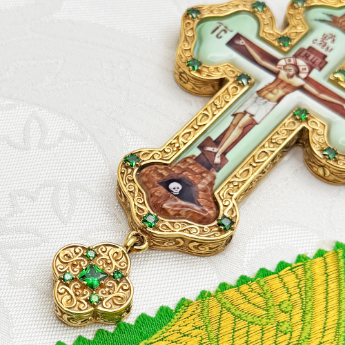 2.10.0420лп-2/1лп Крест наперсный латунный с зеленными камнями в позолоте фото 4
