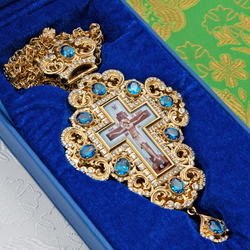 2.10.0508лп-2/1лп Наперсный крест латунный с голубыми камнями в позолоте фото 3