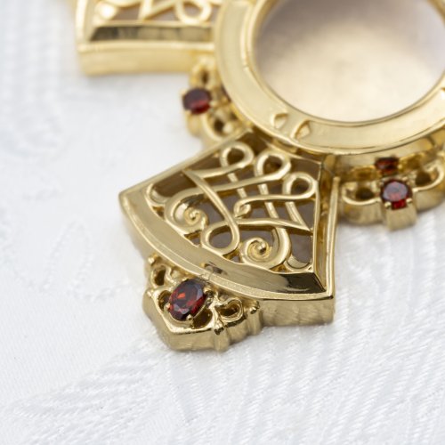 2.7.2923лп Мощевик латунный с красными камнями в позолоте фото 5 2.7.2923лп Мощевик латунный с красными камнями в позолоте фото 5